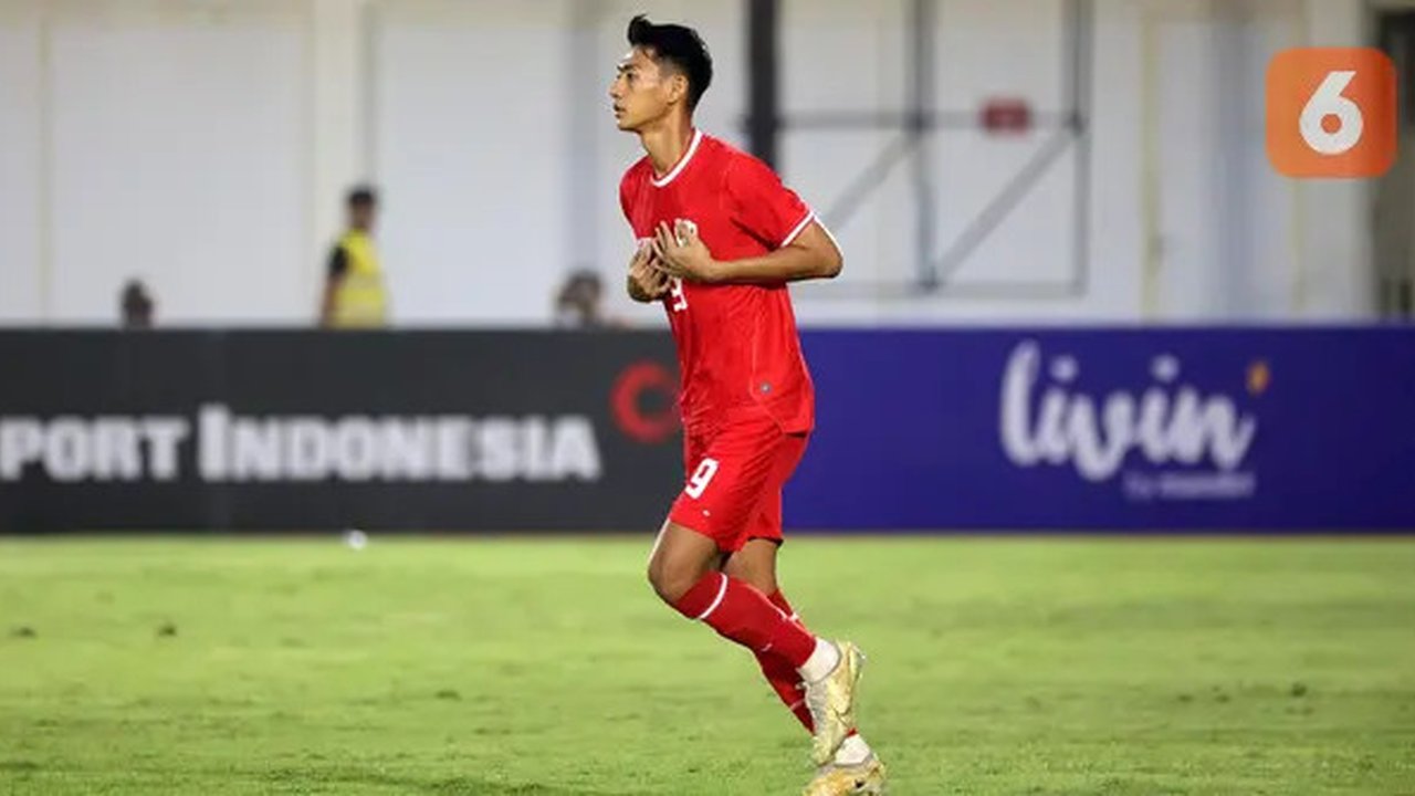 Pemain Timnas Indonesia, Malik Risaldi memasuki lapangan pertandingan saat laga uji coba melawan Tanzania di Stadion Madya, Senayan, Jakarta, Minggu (02/06/2024). (Bola.com/Abdul Aziz)
