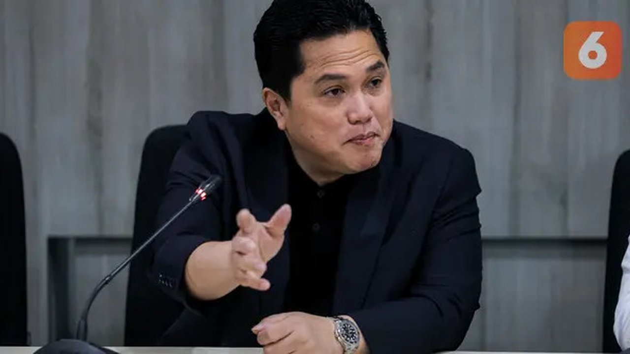 Ketua Umum PSSI, Erick Thohir memberikan keterangan di depan awak media mengenai program naturalisasi pada acara yang berlangsung di kantor Kementerian Hukum dan HAM RI, Rasuna Said, Kunin