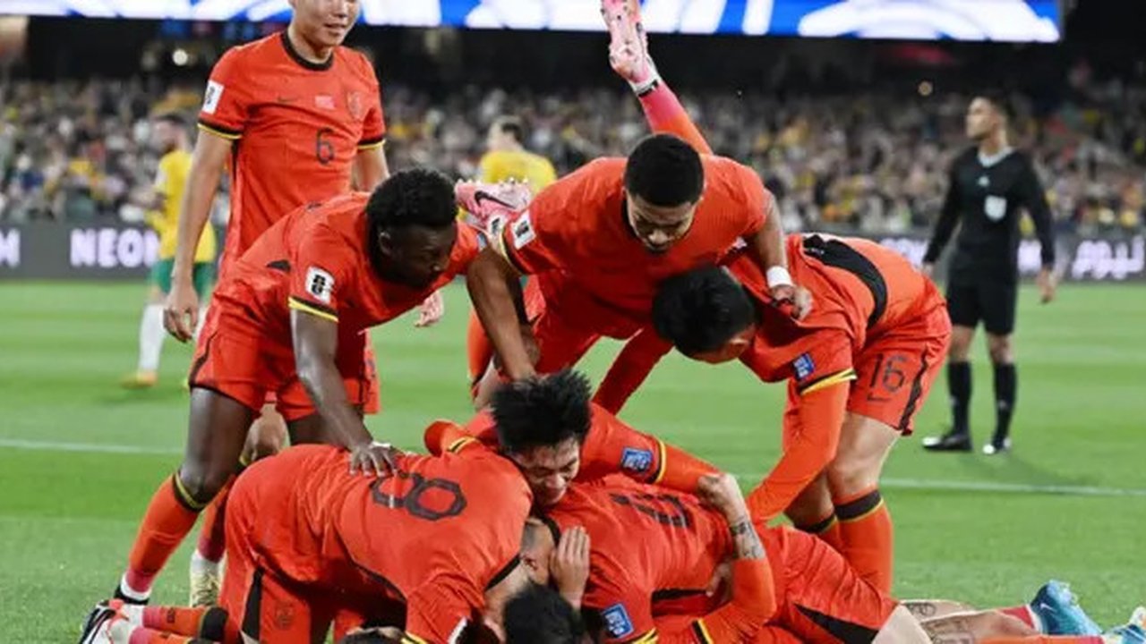 Xie Wenneng dari Timnas China merayakan gol yang dicetaknya bersama rekan setimnya selama pertandingan kualifikasi Piala Dunia FIFA 2026 zona Asia antara Australia dan China di Adelaide pa