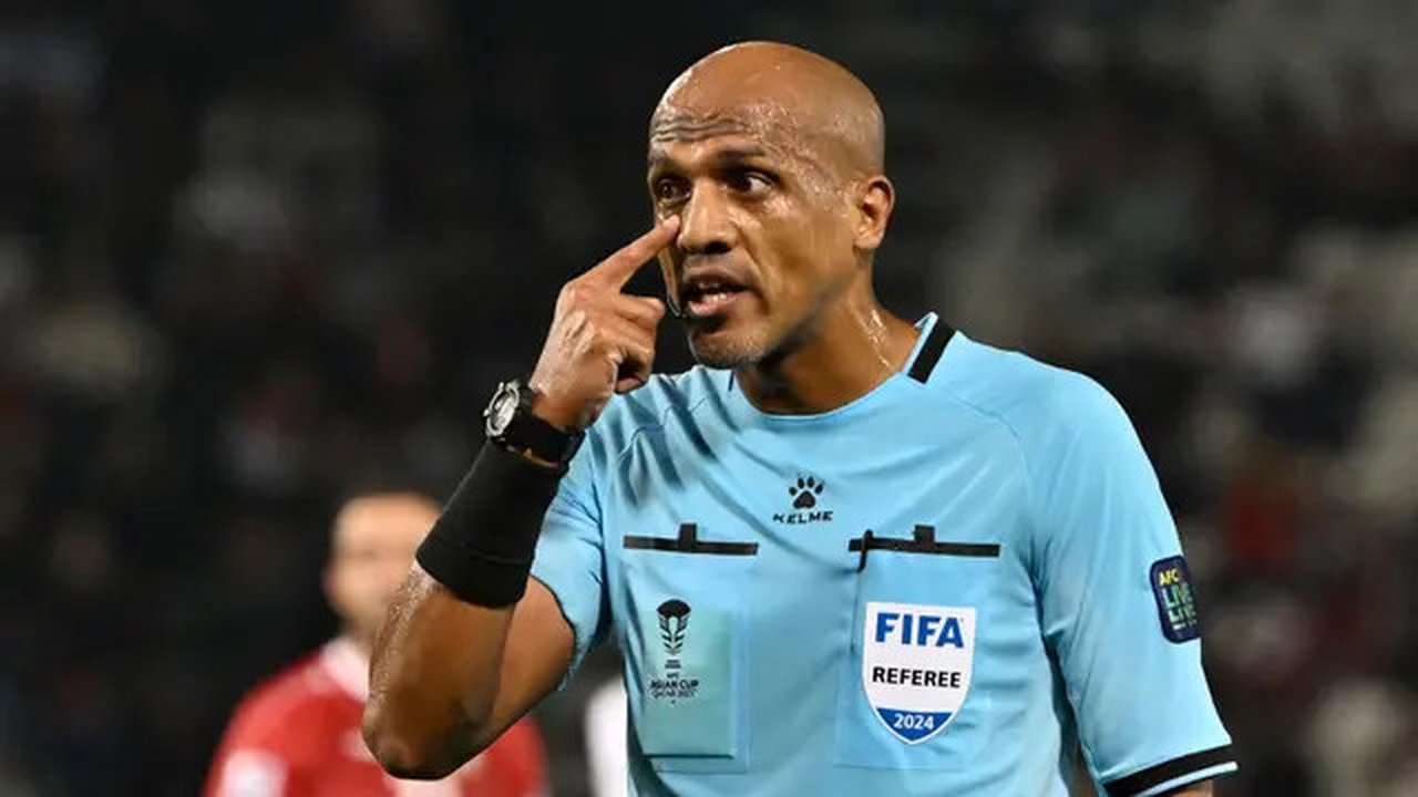 Wasit Ahmed Al Kaf tak segera meniup peluit tanda akhir pertandingan meski injury time melebihi waktu yang ditentukan, yaitu 6 menit. (AFP/Hector Retamal)