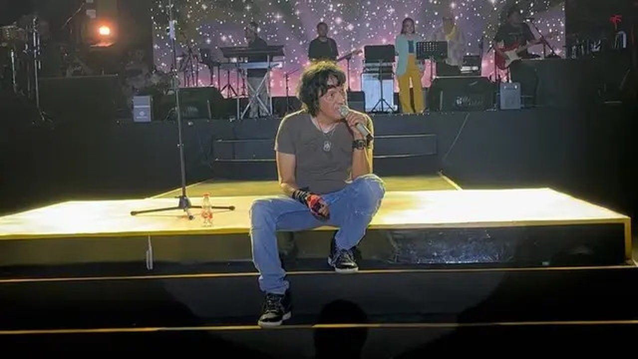 Ikang Fawzi manggung lagi, sembilan hari setelah sang istri, Marisssa Haque meninggal dunia. Ia kembali bernyanyi di ajang Lintas Melawai Volume 2, Jakarta. (Foto: Dok. Instagram @sorayaha