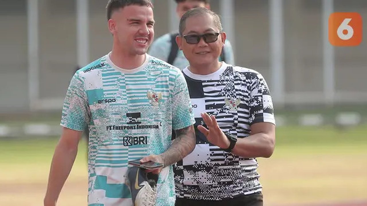 Calon pemain naturalisasi Timnas Indonesia, Calvin Verdonk didampingi manajer tim, Sumardji saat mengikuti sesi latihan Timnas Indonesia di Stadion Madya, Gelora Bung Karno, Senayan, Jakar
