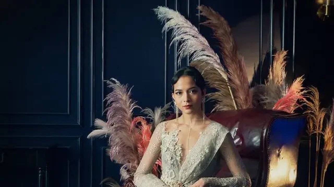 Putri Marino tampil anggun mengenakan kebaya modern brokat putih dipadukan kain batik sebagai bawahan yang juga dari Saptodjojokartiko. Melengkapi penampilan dengan anting-anting dari Tulola.