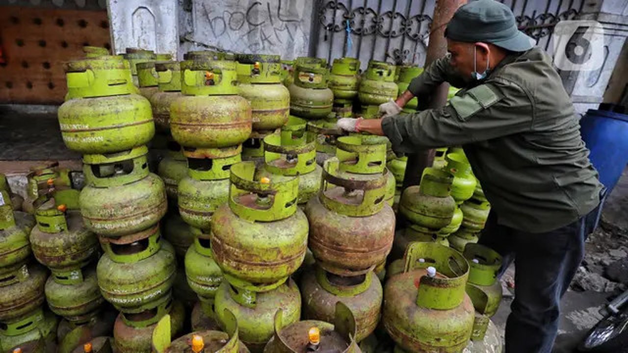 Pekerja menata tabung gas elpiji 3 kg untuk dijual kembali di kawasan Jakarta, Rabu (4/1/2023). Tahun 2023, pembelian elpiji 3 kg akan diperketat dengan menggunakan KTP. (Liputan6.com/Angga Y