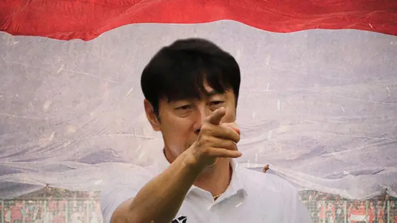 Timnas Indonesia - Shin Tae-yong, Suporter Timnas, Bendera Indonesia (Bola.com/Adreanus Titus)