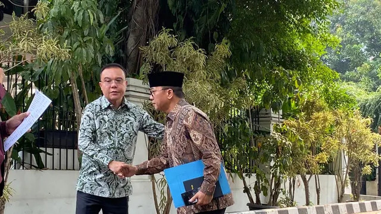 Politikus PAN Yandri Susanto hadir di Kertanegara saat Prabowo Subianto memanggil calon menteri di kabinet mendatang, disambut Sufmi Dasco Ahmad. (Liputan6.com/Hisyam Adyatma)