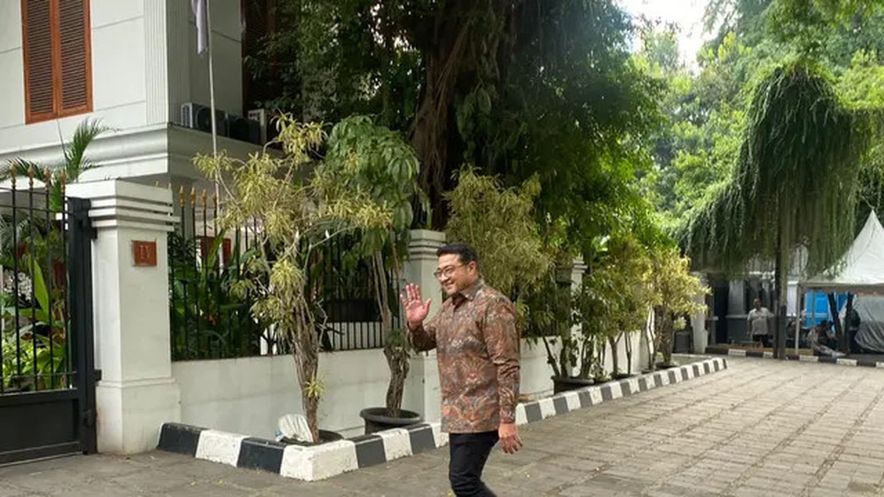 Politikus Partai Demokrat Teuku Riefky Harsya hadir di Kertanegara saat Prabowo Subianto memanggil calon menteri di kabinet mendatang. (Liputan6.com/Khofifah Azzahro)