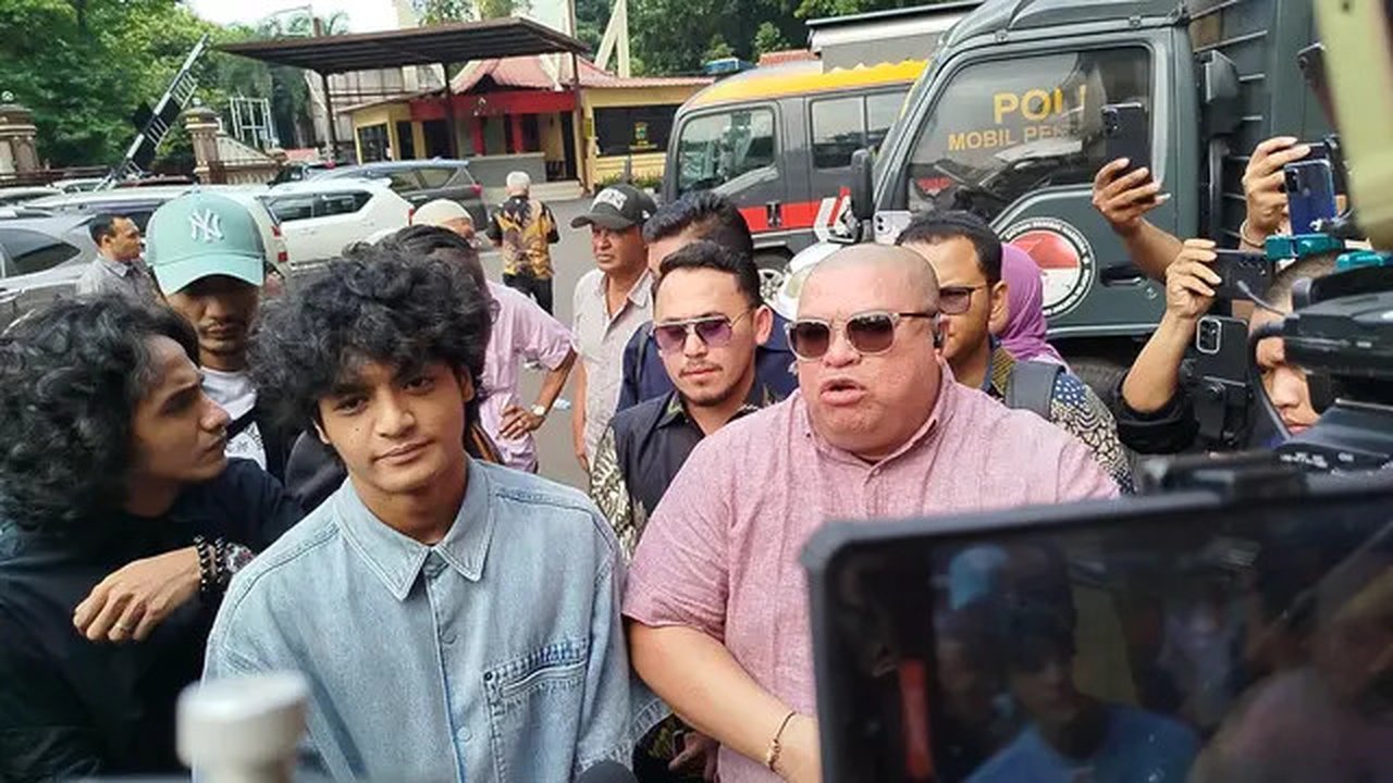 TikTokers Vadel Badjideh bersama penasihat hukumnya, Razman Arif Nasution, menghadiri panggilan Polres Metro Jakarta Selatan, Jumat (4/10/2024). Vadel dipanggil terkait kasus dugaan pencab