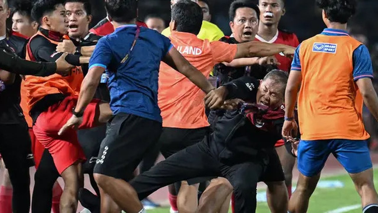 Manajer Timnas Indonesia U-22, Sumardji (tengah kanan) dikeroyok oleh official Timnas Thailand U-22 pada laga final SEA Games 2023 di Olympic Stadium, Phnom Penh, Kamboja, Selasa (16/05/2023)
