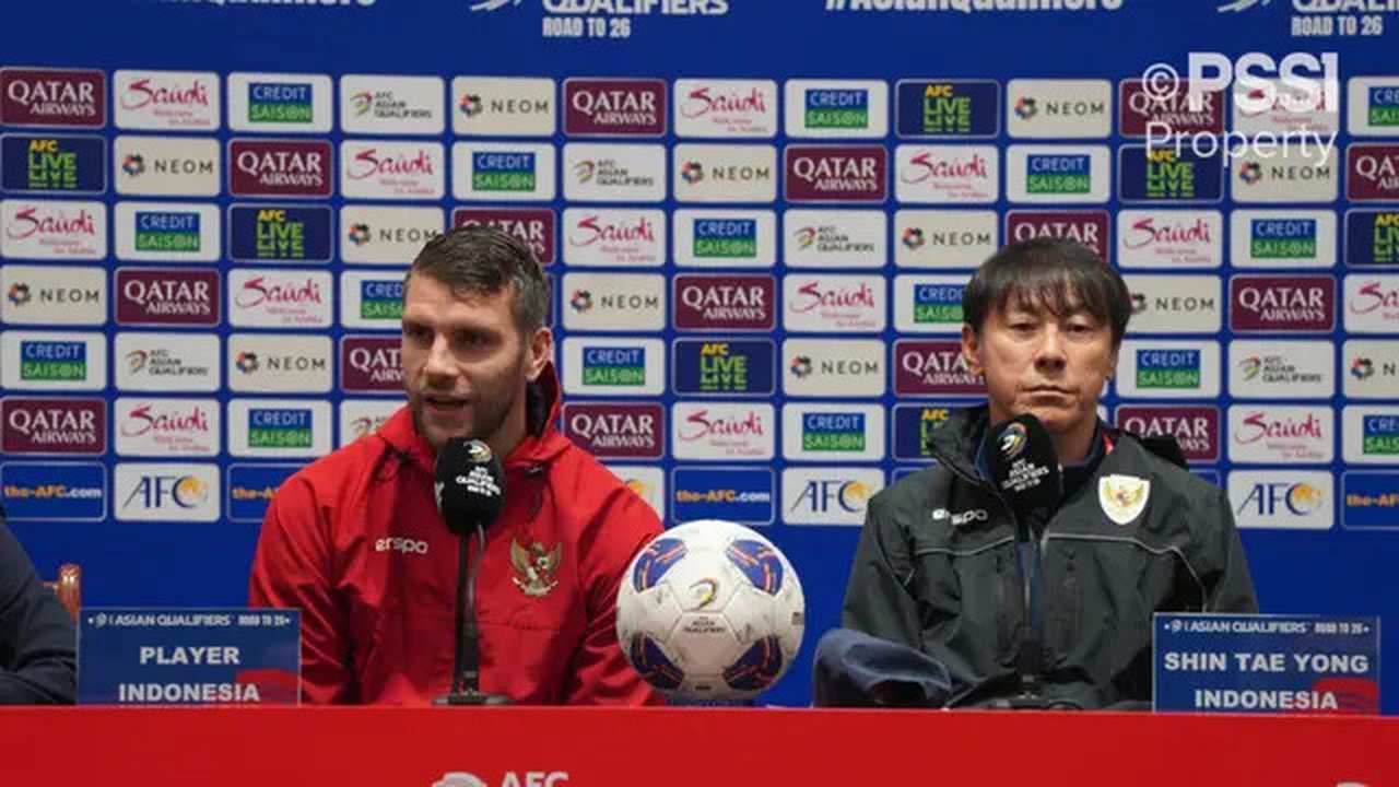 Pelatih Timnas Indonesia Shin Tae-yong (kanan) dan kiper Maarten Paes saat mengikuti konferensi pers jelang laga melawan China pada Senin (14/10/2024). STY ogah menganggep enteng duel kont