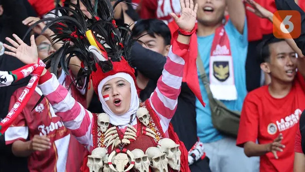 Suporter wanita bernyanyi saat Timnas Indonesia menghadapi Irak pada laga Grup F putaran kedua Kualifikasi Piala Dunia 2026 zona Asia di Stadion Utama Gelora Bung Karno (SUGBK), Senayan, Jaka