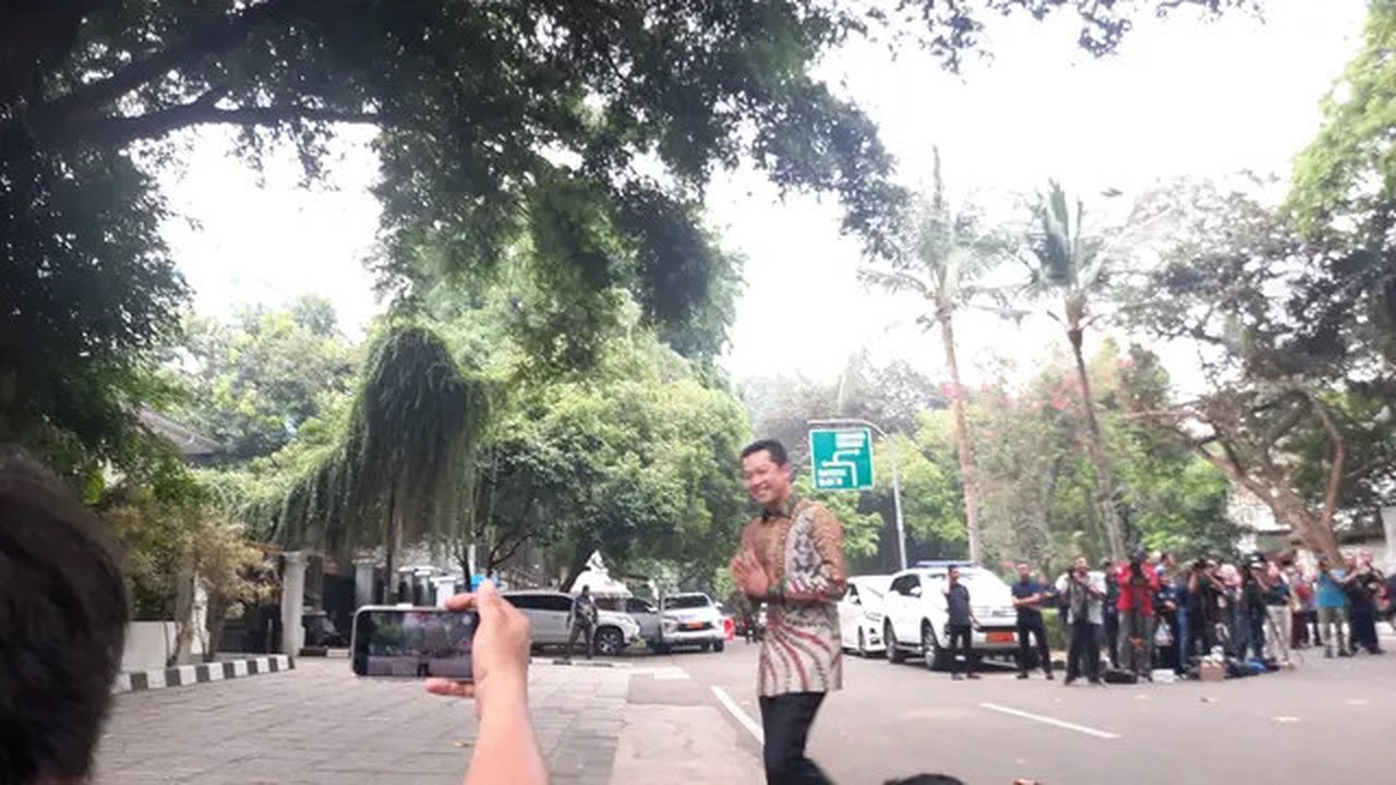 Mantan atlet bulutangkis nasional, Taufik Hidayat, dipanggil ke kediaman Presiden terpilih, Prabowo Subianto pada pukul 15.13 WIB dengan pakaian batiknya.