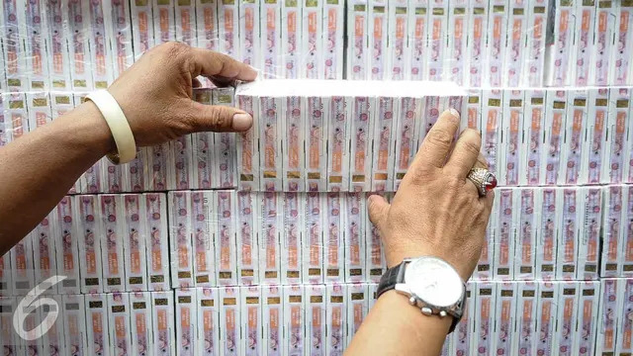 Sejumlah batang rokok ilegal diperlihatkan petugas saat rilis rokok ilegal di Kantor Direktorat Jenderal Bea Cukai, Jakarta, Jumat (30/9). Rokok ilegal ini diproduksi oleh mesin dengan total