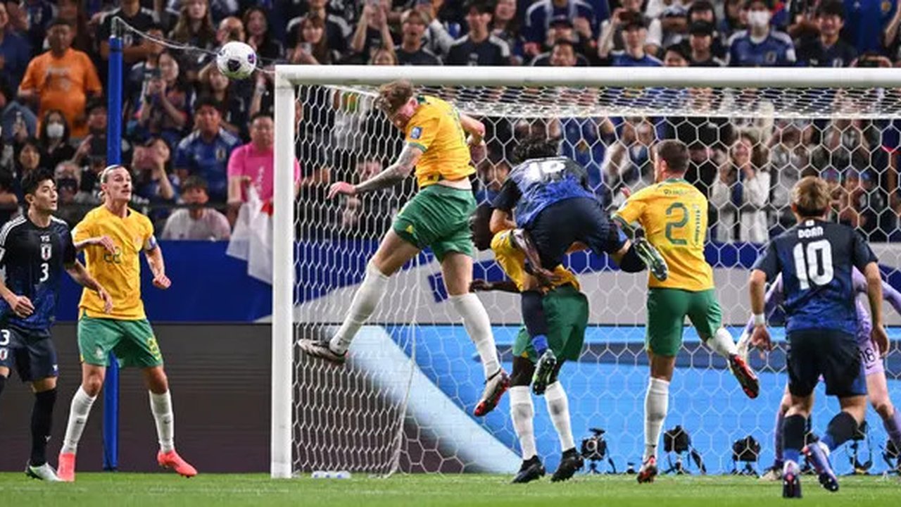Harry Souttar dalam laga antara Timnas Jepang Vs Timnas Australia di putaran ketiga Kualifikasi Piala Dunia 2026 di Stadion Saitama 2002, Selasa (15/10/2024). (AFP/Phillip Fong)