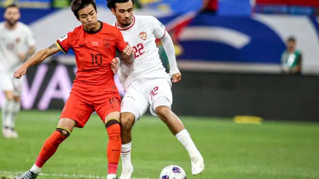 Pemain Timnas Indonesia, Nathan Tjoe-A-On (kanan) berebut bola dengan pemain China, Wei Shiha saat laga lanjutan putaran ketiga Grup C Kualifikasi Piala Dunia 2026 di Qingdao Youth Stadium