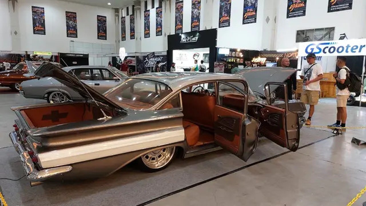 Mobil kustom yang ikut bergulir di Kustomfest 2024. (Liputan6.com/ Rendy Yansah)