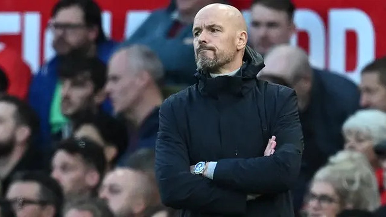 Manajer Manchester United Erik ten Hag menyaksikan jalannya pertandingan Liga Inggris saat melawan Manchester City di Old Trafford, Minggu, 29 Oktober 2023. (Paul ELLIS / AFP)