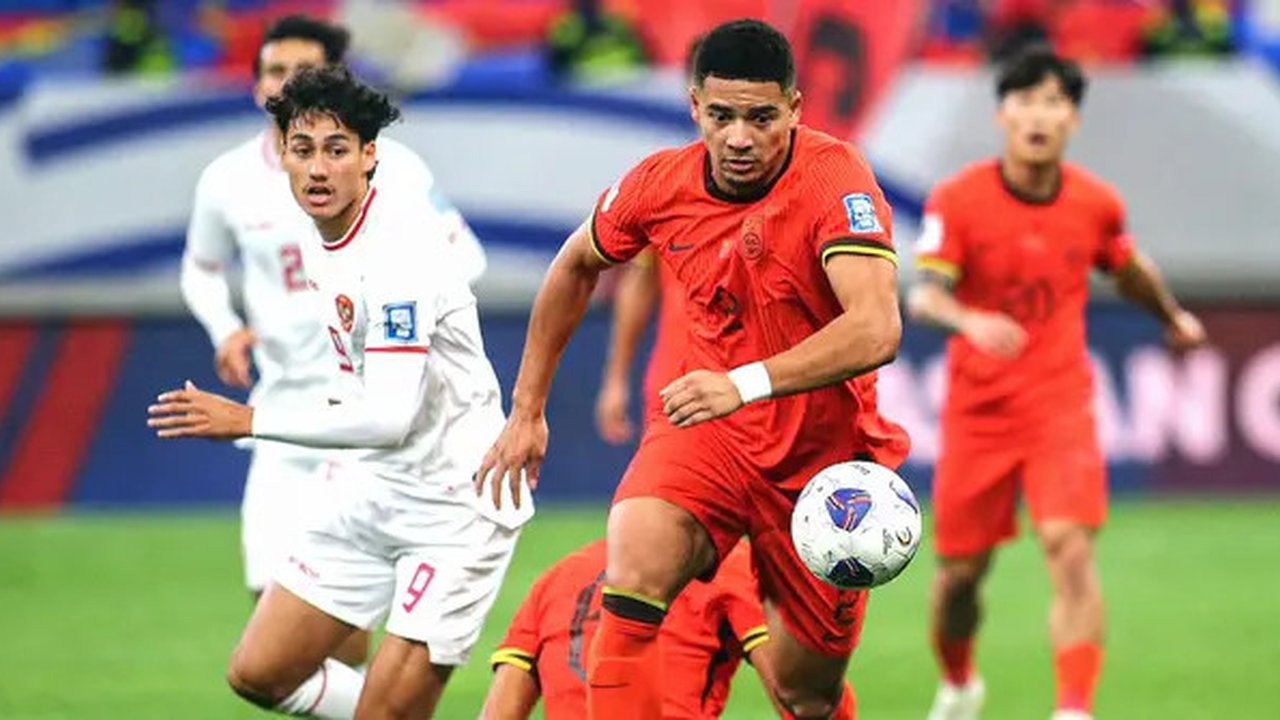 Pemain Timnas Indonesia, Rafael Struick (kiri) berusaha merebut bola pemain China, Jiang Guangtai saat laga lanjutan putaran ketiga Grup C Kualifikasi Piala Dunia 2026 di Qingdao Youth Stadiu