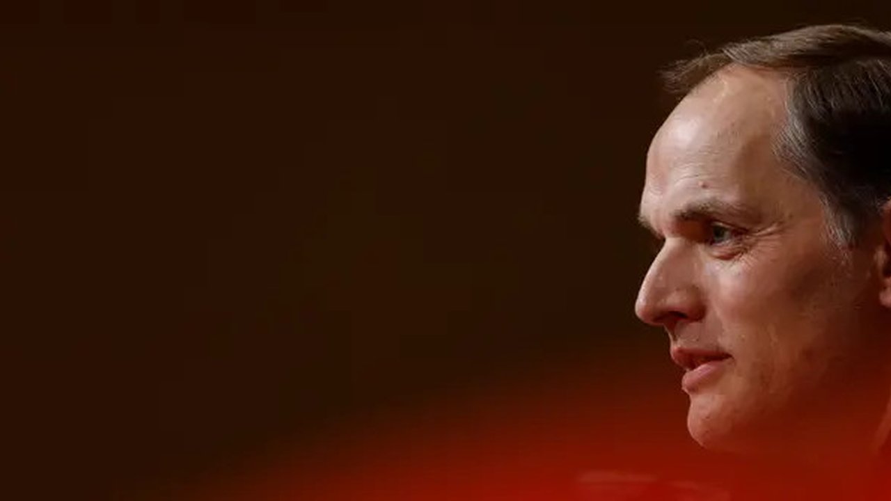 Saat di Chelsea, Thomas Tuchel berhasil mempersembahkan gelar Liga Champions, Piala Super Eropa, dan Piala Dunia Antarklub. Tampak dalam foto, Thomas Tuchel saat memberikan konferensi pers pa