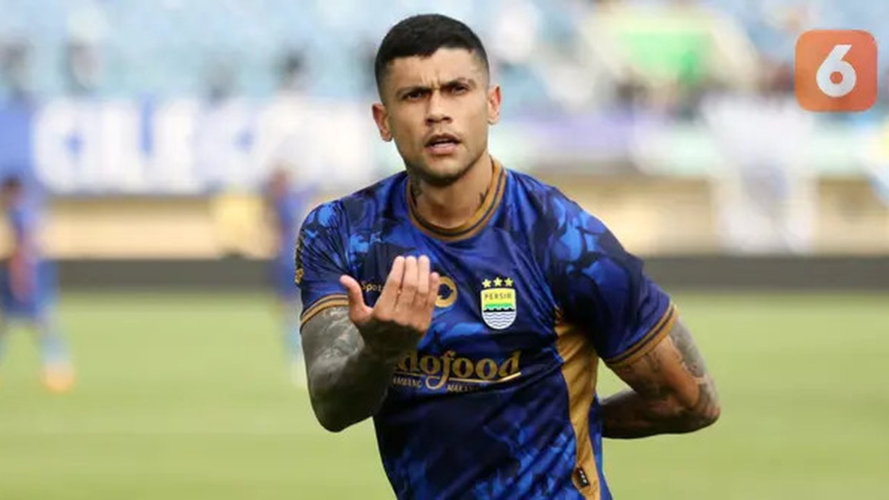 Pemian Persib Bandung, Ciro Alves melakukan selebrasi setelah mencetak gol pembuka timnya ke gawang PSM Makassar pada laga Piala Presiden 2024 di Stadion Si Jalak Harupat, Bandung, Jumat (