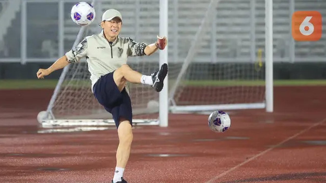Pelatih kepala Timnas Indonesia, Shin Tae-yong saat memimpin sesi official training di Stadion Madya, Senayan, Jakarta, Senin (9/9/2024) jelang menghadapi Australia dalam laga kualifikasi