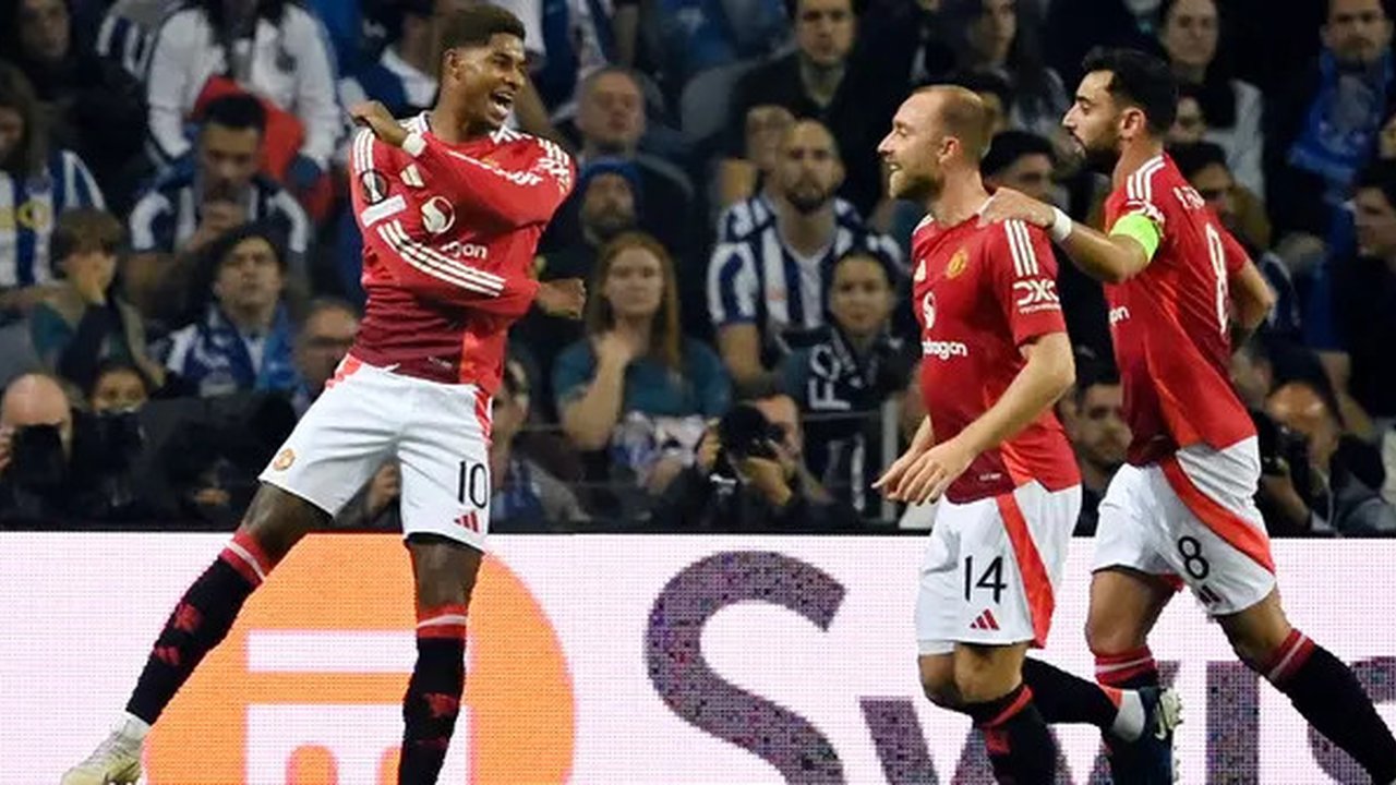 FC Porto tertinggal lebih dulu pada menit ke-7 setelah aksi apik pemain Manchester United Marcus Rashford. (MIGUEL RIOPA/AFP)