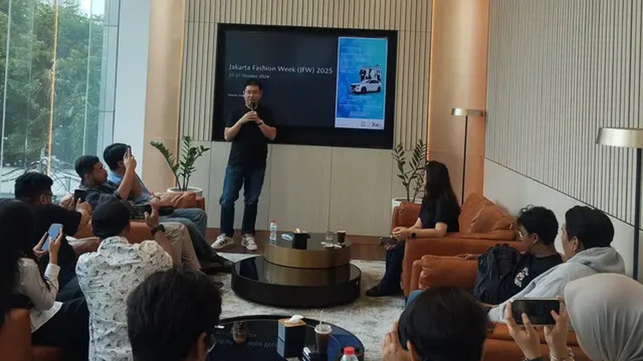 Managing Director PT Eurokars Motor Indonesia, Ricky Thio memberikan sambutannya dalam acara persiapan madza di ajang JFW. (Liputan6.com/ Rendy Yansah)