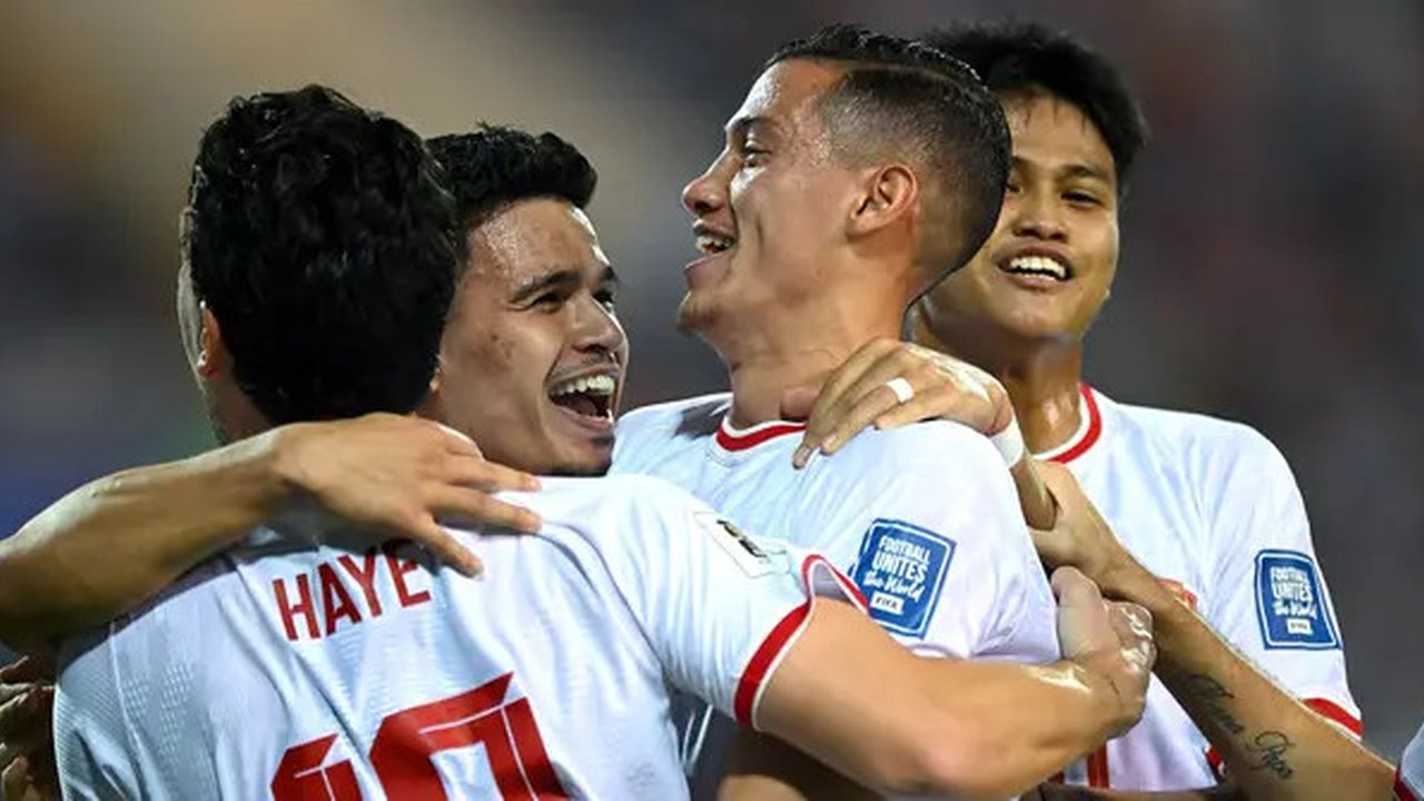 Pemain Timnas Indonesia merayakan gol yang dicetak oleh Jay Idzes (kedua kanan) pada laga Grup F Kualifikasi Piala Dunia 2026 melawan Vietnam di My Dinh Stadium, Vietnam, Selasa (26/03/2024).