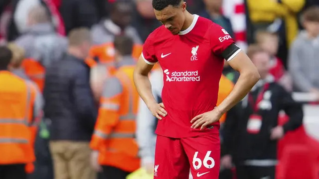 Reaksi kecewa bek Liverpool, Trent Alexander-Arnold setelah timnya kalah 0-1 dari Crystal Palace usai berakhirnya laga pekan ke-33 Premier League 2023/2024 di Anfield Stadium, Liverpool, Ming