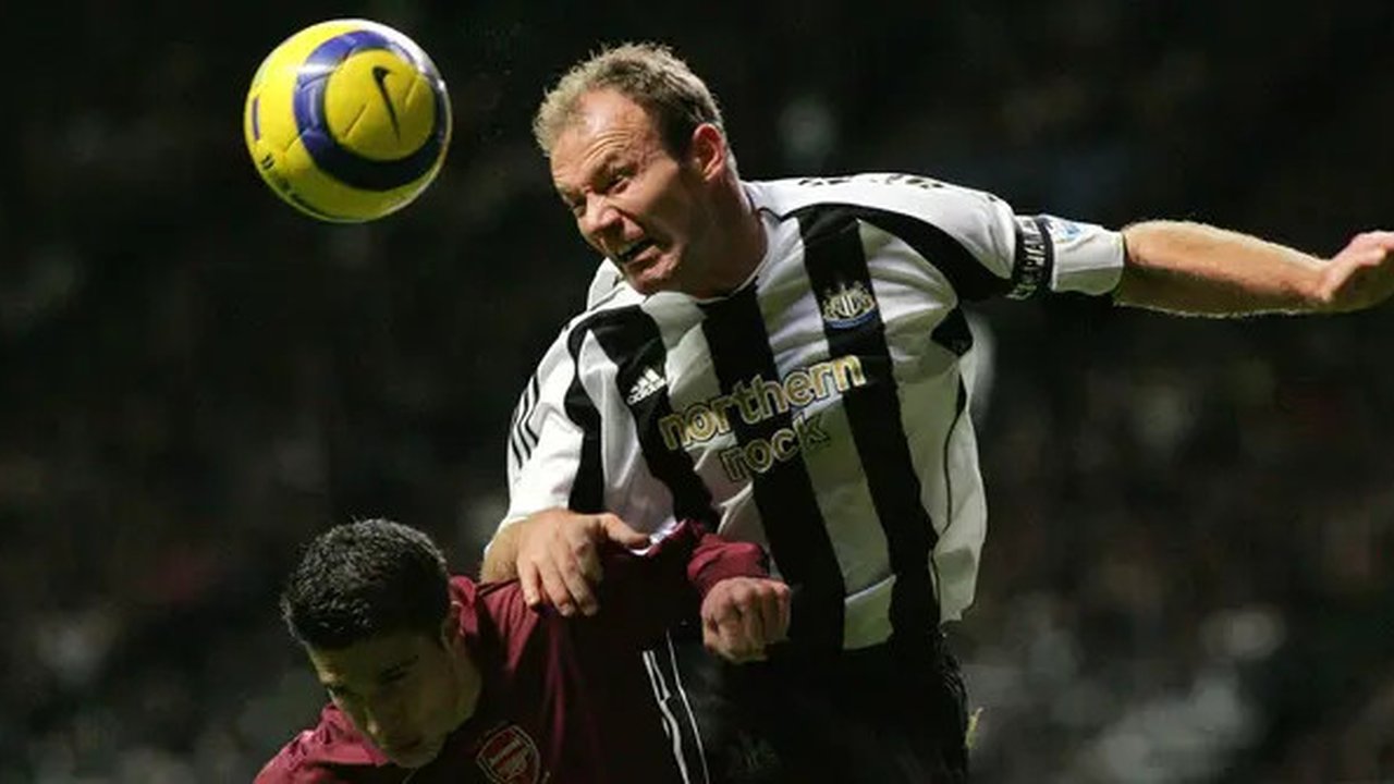 Alan Shearer. Striker Inggris berusia 51 tahun yang pensiun bersama Newcastle United pada Juli 2006 ini masih kukuh menempati puncak top skor Liga Inggris sepanjang masa. Total 260 golnya ia