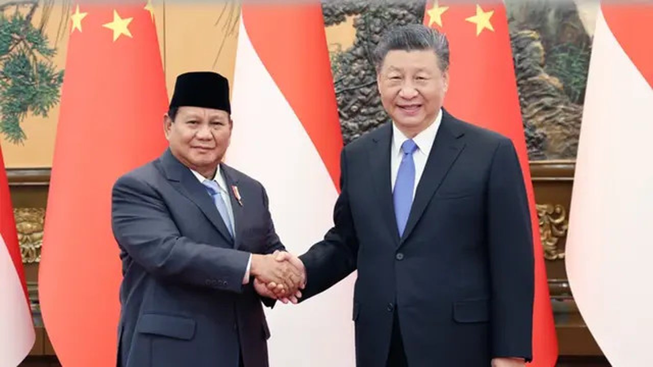 Xi Jinping mengucapkan selamat kepada Prabowo Subianto atas terpilihnya sebagai presiden Indonesia di Balai Agung Rakyat, Beijing (Xinhua).