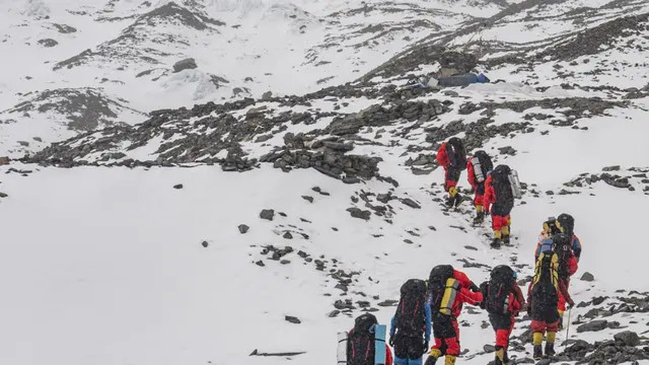 Tim pembangunan jalan membuat rute menuju sebuah kamp pada ketinggian 7.028 meter di Gunung Qomolangma atau Gunung Everest di Daerah Otonom Tibet, China, Minggu (10/5/2020). Teknologi cang