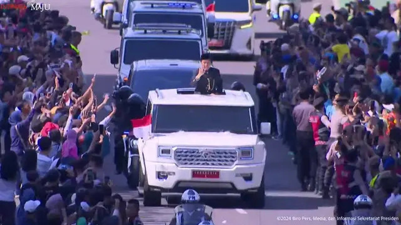 Presiden ketujuh RI Joko Widodo atau Jokowi menyapa masyarakat dari mobil yang ditumpanginya ke Bandara Halim Perdanakusuma, Jakarta, Minggu (20/10/2024). (tangkapan layar youtube Sekretariat