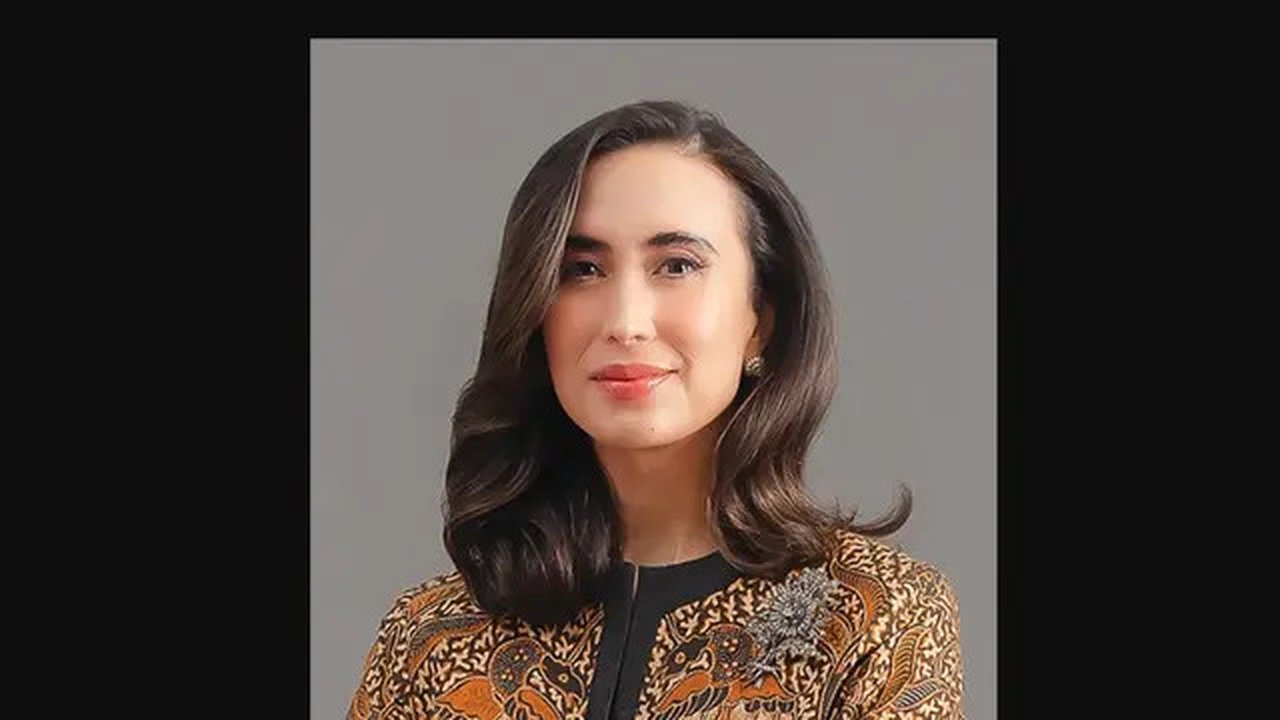 Istri pengusaha Wisnu Wardhana, Widiyanti Putri Wardhana hadir di Kertanegara saat Prabowo Subianto memanggil calon menteri di kabinet mendatang. (www.teladanprima.com)