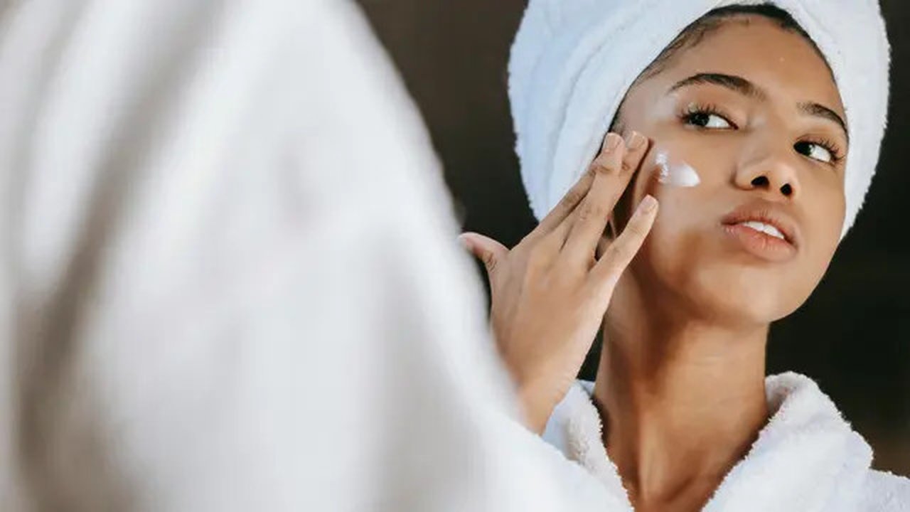 Seorang wanita yang sedang memakai skincare (pexels.com/sora shimazaki).