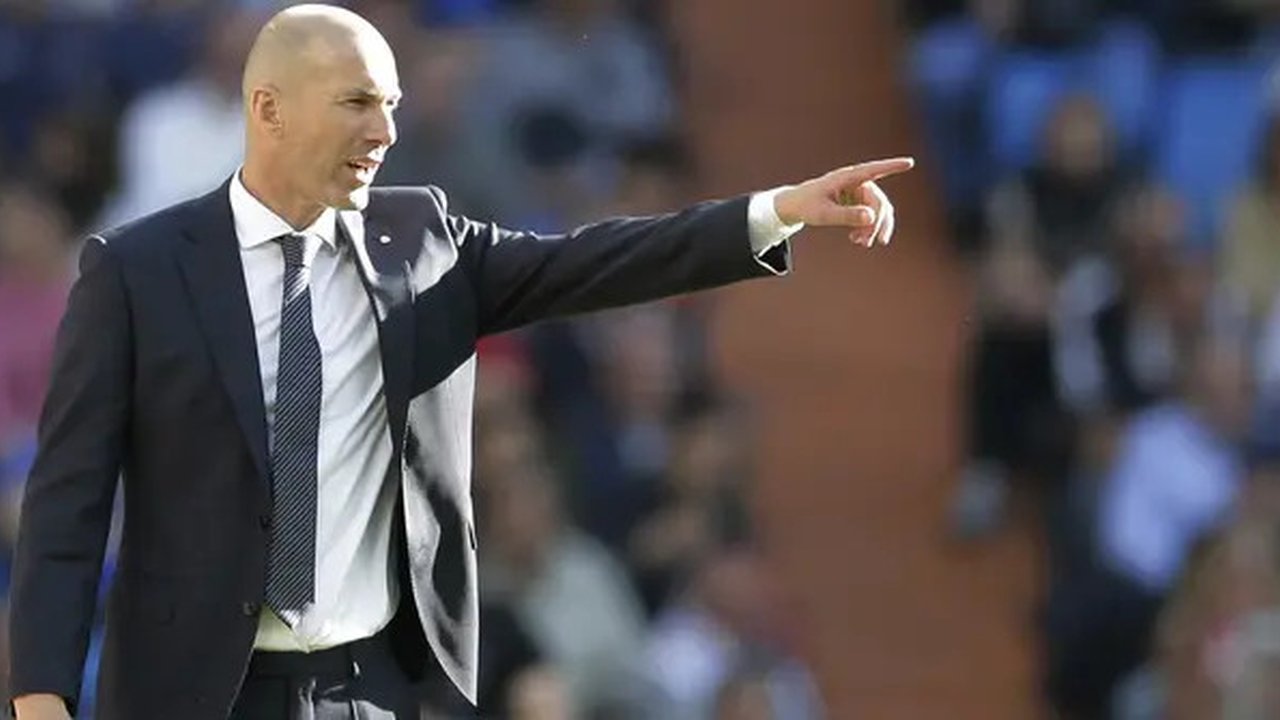 1. Zinedine Zidane -- Mantan pemain Juventus ini merupakan seorang maestro sepakbola. Sejumlah gelar telah diraihnya. Saat berstatus pelatih, Ia juga telah membawa Los Blancos menjuarai Liga