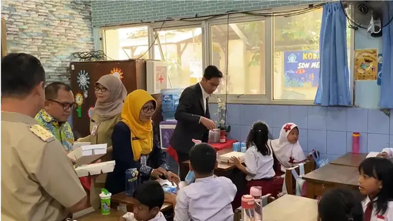 Wakil Presiden Republik Indonesia (Wapres RI) Gibran Rakabuming Raka bagi-bagi makan bergizi gratis di SDN 03 Menteng, Jakarta Pusat pada Selasa (22/10/2024). (Delvira Hutabarat).