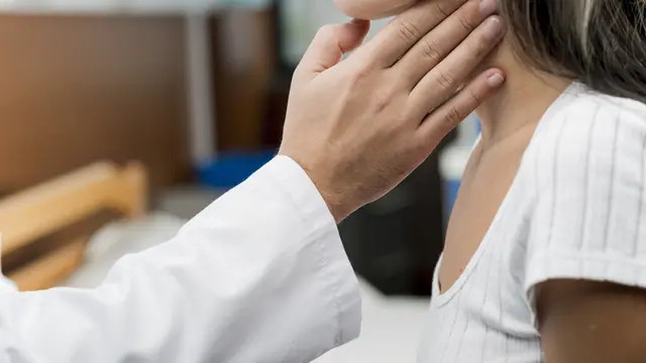 Benjolan pada leher terutama yang letaknya di bagian tengah leher disebut nodul tiroid. Ini merupakan benjolan padat atau berisi cairan yang terbentuk pada kelenjar tiroid. Foto: freepik.