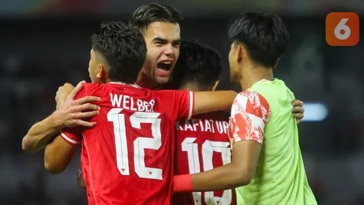 Pemain Timnas Indonesia U-19, Jens Revan, bersama rekannya merayakan kemenangan atas Kamboja U-19 pada fase Grup Piala AFF U-19 2024 di Stadion Gelora Bung Tomo (GBT), Surabaya, Sabtu (20/7/2