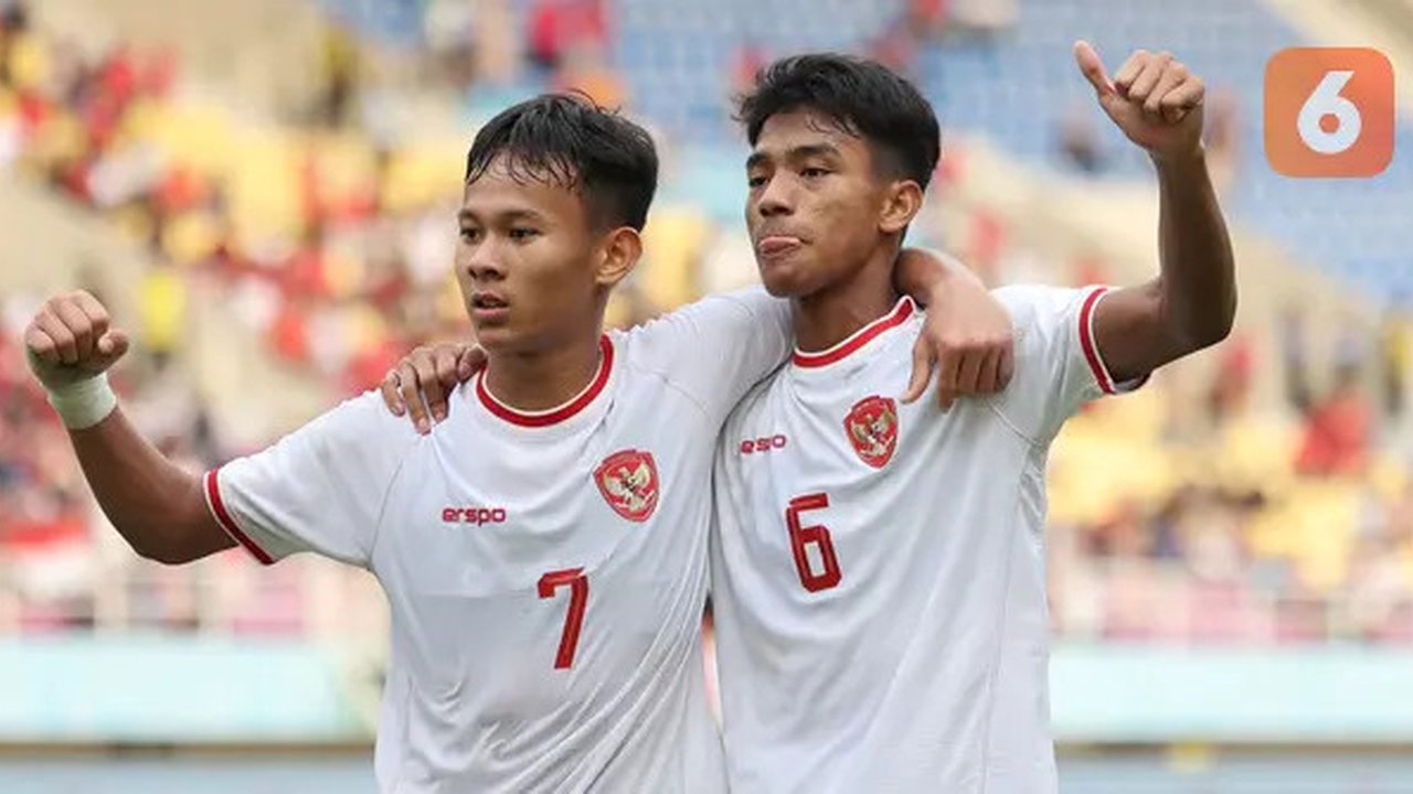 Selebrasi striker Timnas Indonesia U-16, Zahaby Gholy (kiri) bersama Evandra Florasta setelah mencetak gol pertama ke gawang Timnas Vietnam U-16 pada laga perebutan tempat ketiga Piala AFF