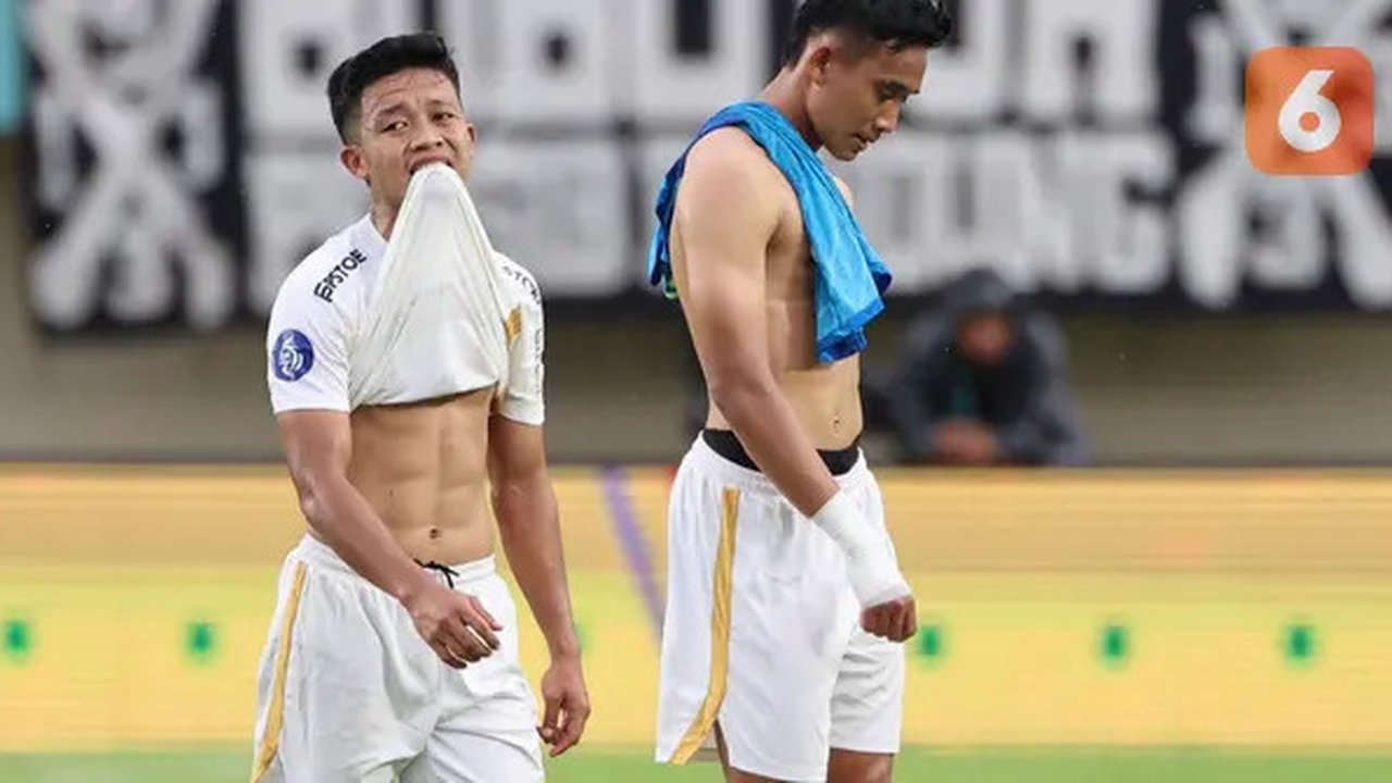 Reaksi kecewa dua pemain Persija Jakarta, Ilham Rio Fahmi (kiri) dan Rizky Ridho Ramadhani setelah kalah 1-2 dari Persib Bandung pada laga pekan ke-28 BRI Liga 1 2023/2024 di Stadion Si Ja