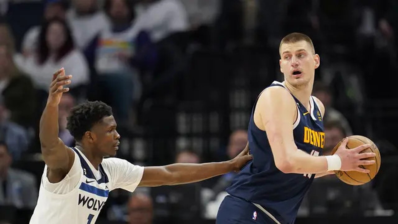 Nikola Jokic berduel dengan Anthony Edwards pada play-off NBA (AP)