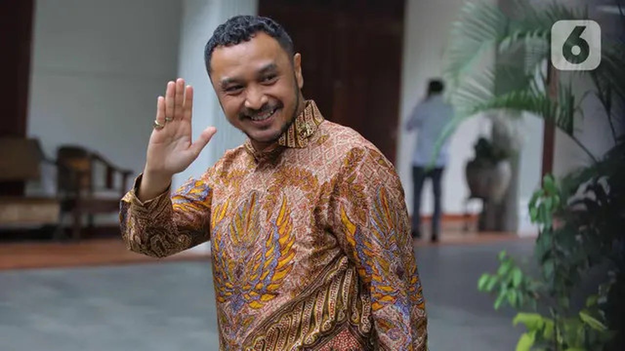 Giring Ganesha Djumaryo, merupakan seorang politikus, penyanyi, penulis lagu, pemeran, dan pengisi suara Indonesia. Ia menjabat sebagai Ketua Umum Partai Solidaritas Indonesia (PSI) periode 2