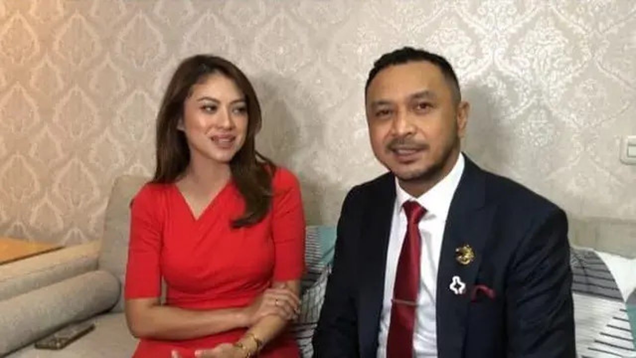 Giring Ganesha bersama istri.