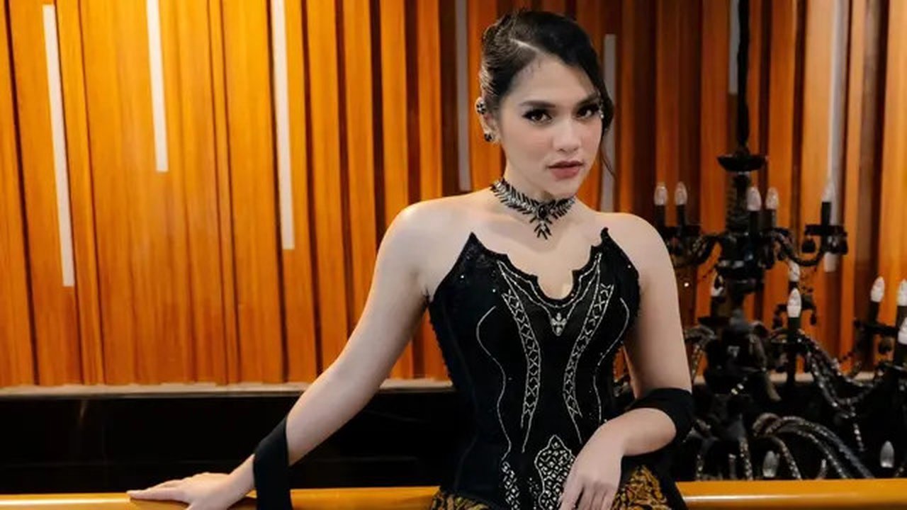 Di tengah syuting film Perewangan, Davina Karamoy kena DBD. Sebelum syuting, ia 4 kali kursus menyetir mobil berkopling karena diminta sineas Awi Suryadi. (Foto: Dok. Instagram @davinaakar