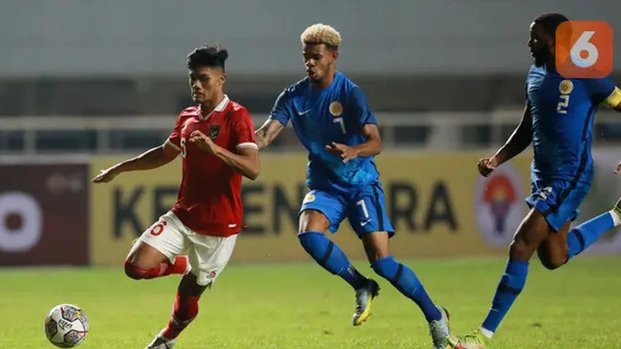 Pemain Timnas Indonesia, M. Ramadhan Sananta (kiri) berusaha melewati pemain Timnas Curacao saat laga FIFA Match Day antara Timnas Indonesia melawan Timnas Curacao di Stadion Pakansar
