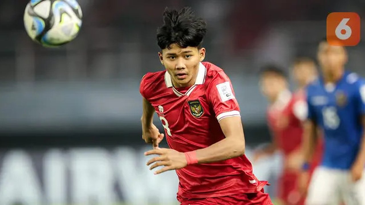 Pemain Timnas Indonesia U-17, Arkhan Kaka menguasai bola saat menghadapi Timnas Ekuador U-17 pada laga pertama Grup A Piala Dunia U-17 di Stadion Gelora Bung Tomo, Surabaya, Jumat (10/11/2