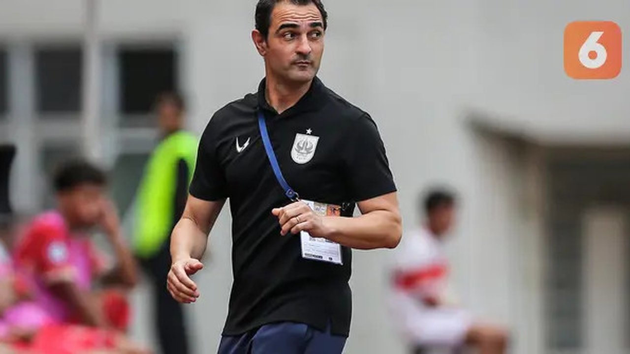 Pelatih kepala PSIS Semarang, Gilbert Agius saat laga lanjutan BRI Liga 1 2022/2023 antara Persija Jakarta melawan PSIS Semarang di Stadion Wibawa Mukti, Cikarang, Kamis (16/03/2023). (Bol