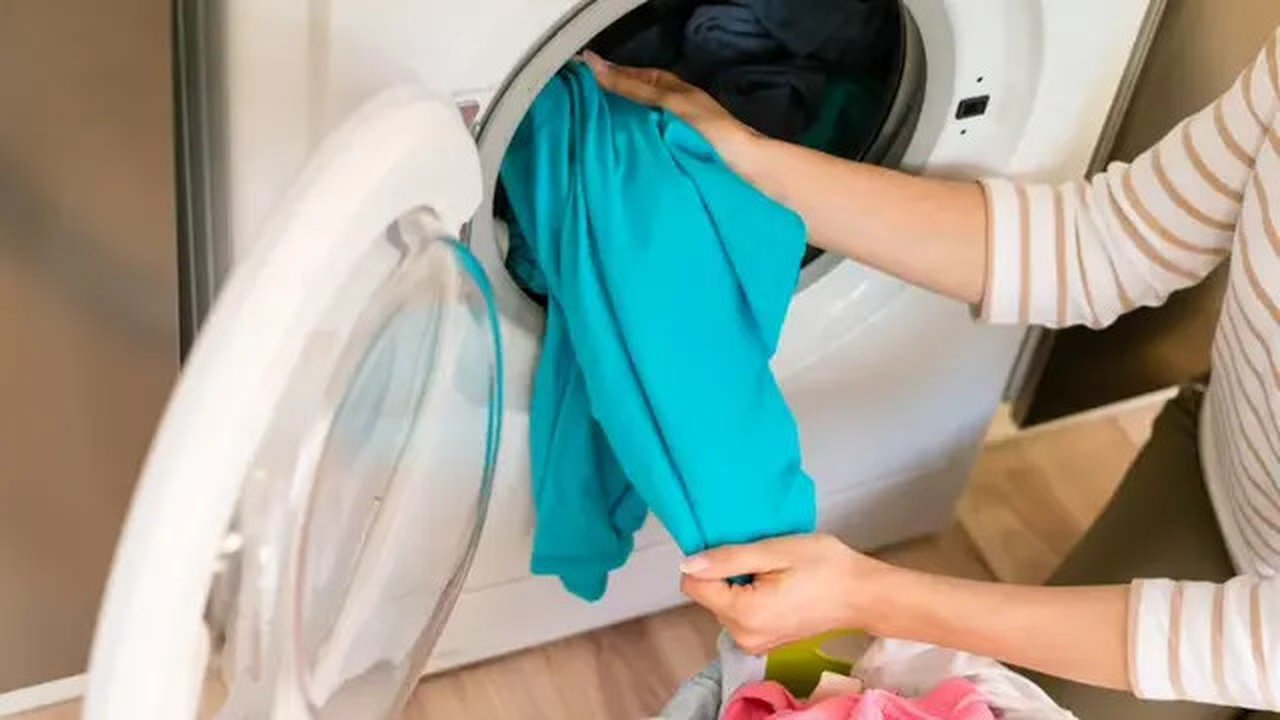 Ilustrasi Baju yang Akan Dicuci di Mesin Cuci (freepik)