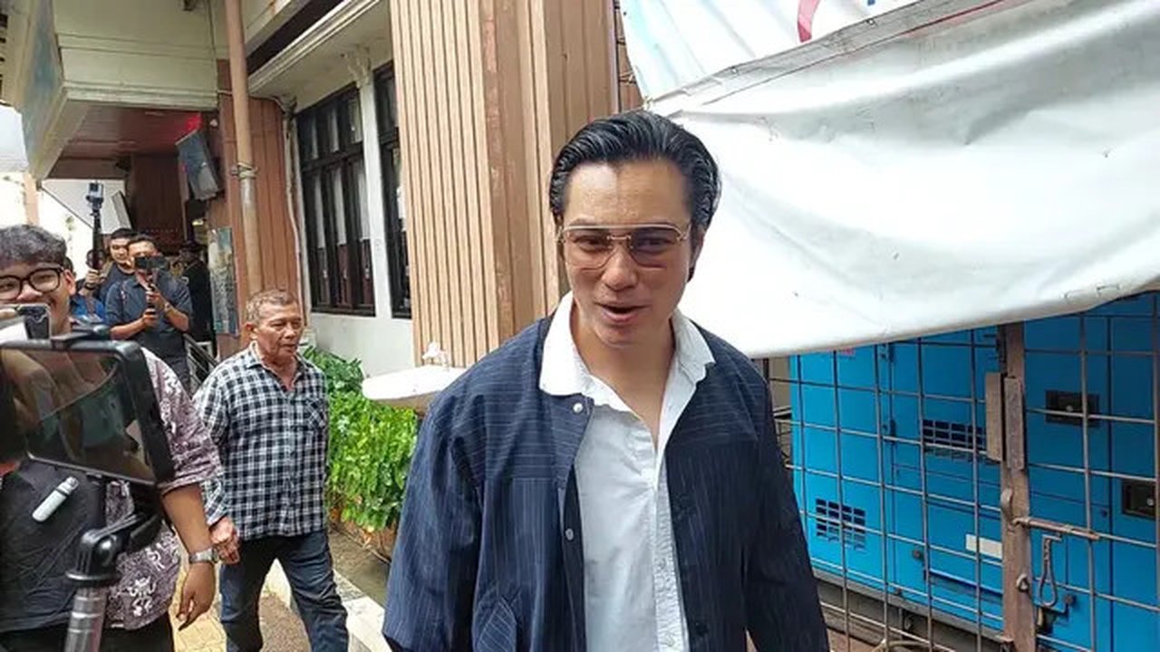 Baim Wong berjalan menuju masjid yang berada di area Pengadilan Agama, Rabu (23/10/2024). (Dok. via M. Altaf Jauhar)